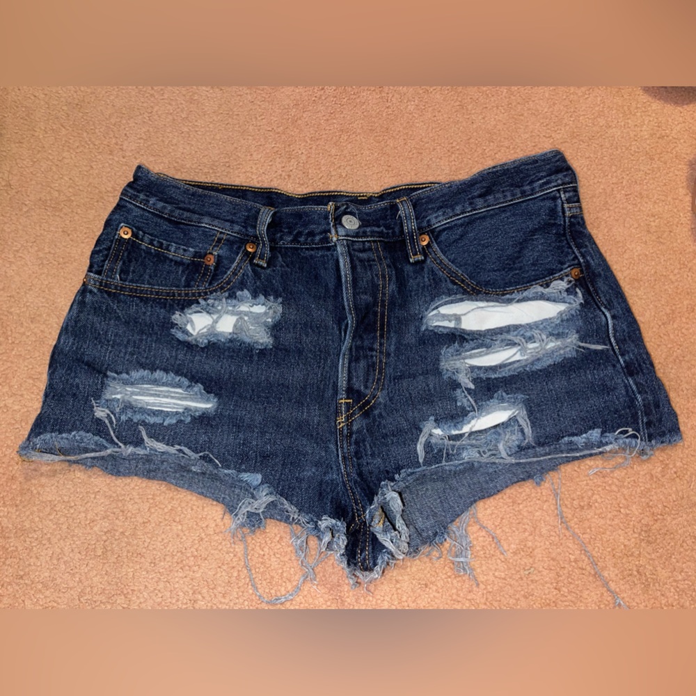 Woman’s Levi Jean shorts size 30 (10)